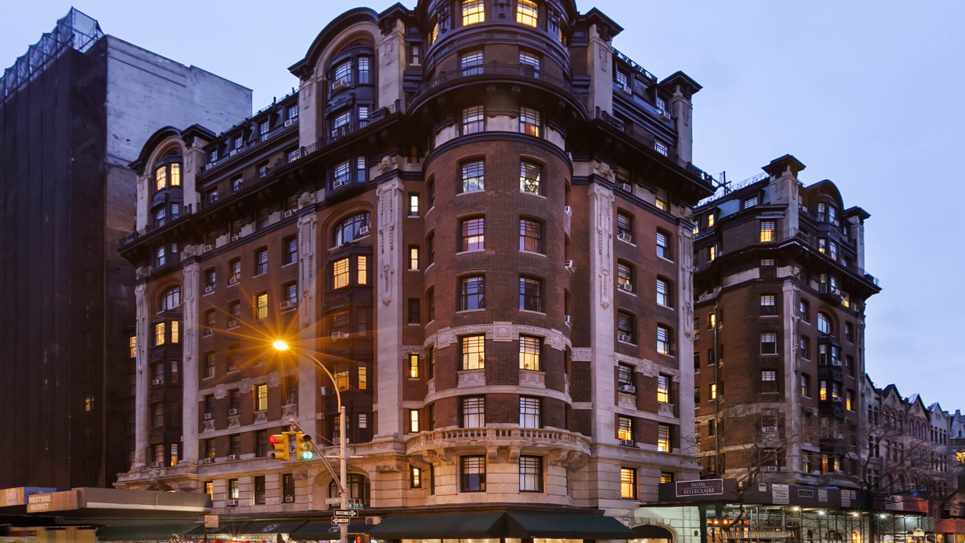 Hotel Belleclaire Exterior Evening 